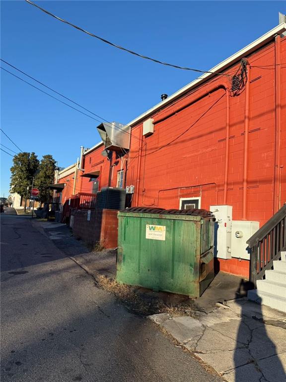 103 W Courthouse Square