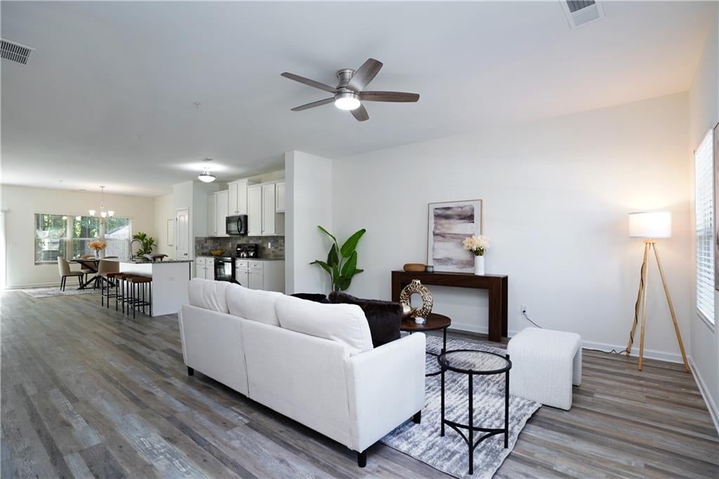 1565 Iris Walk