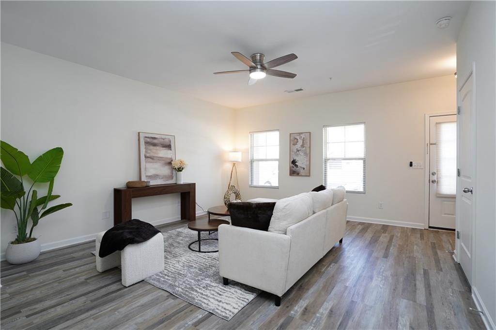 1565 Iris Walk