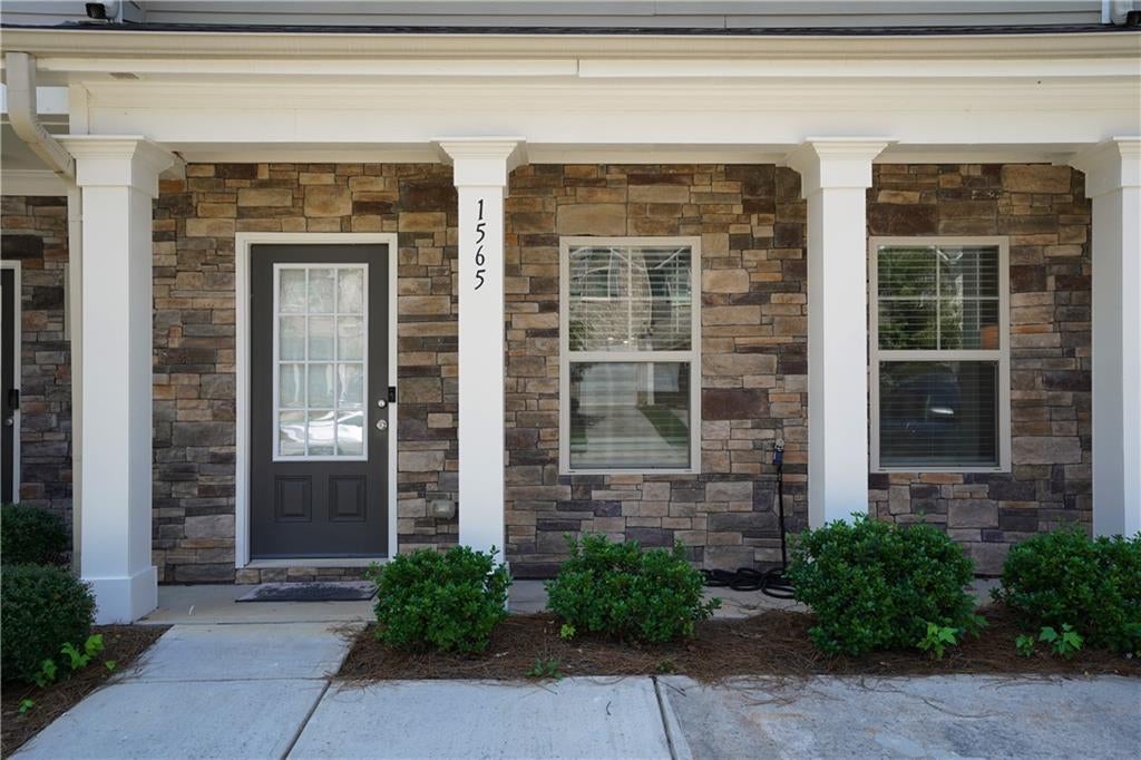 1565 Iris Walk