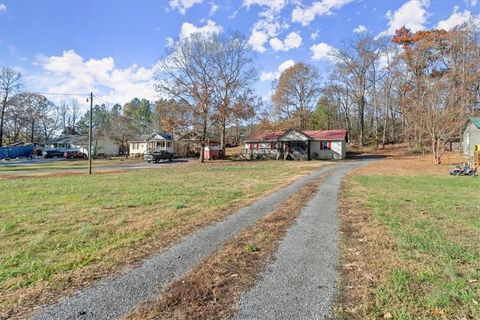 A home in Adairsville