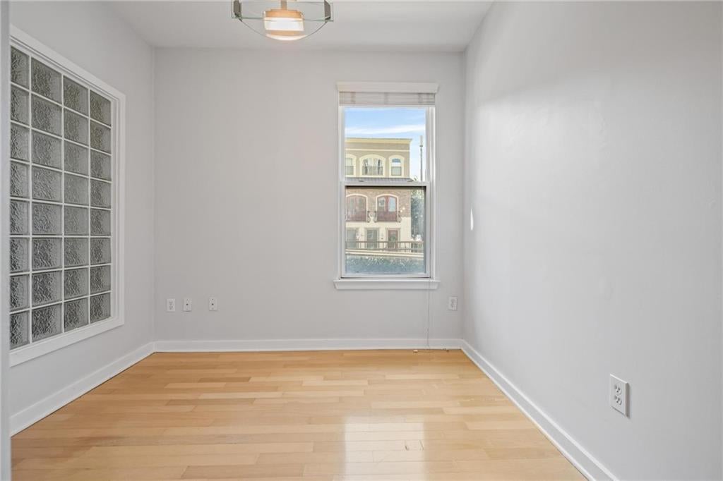 390 17th Street NW 2001