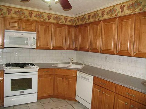 Townhouse For Rent - 906 Parkaire Crossing #906<br/> Marietta, GA 30068