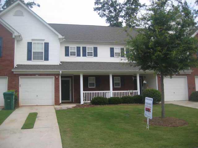 2 BD/ 2.5 BA TOWNHOME IN HOLLY SPRINGS. LOCATION, LOCATION, LOCATION. ONLY 1 MILE FROM I-575 EXIT 14 (HOLLY SPRINGS EXIT). CLOSE TO HICKORY FLAT, CANTON, WOODSTOCK. WITHIN WALKING DISTANCE TO RESTURANTS, SHOPPING, AND GROCERY STORE. UNIT HAS THE SOUGHT AFTER 1/2 BATH DOWNSTAIRS. APPLIANCES REMAIN