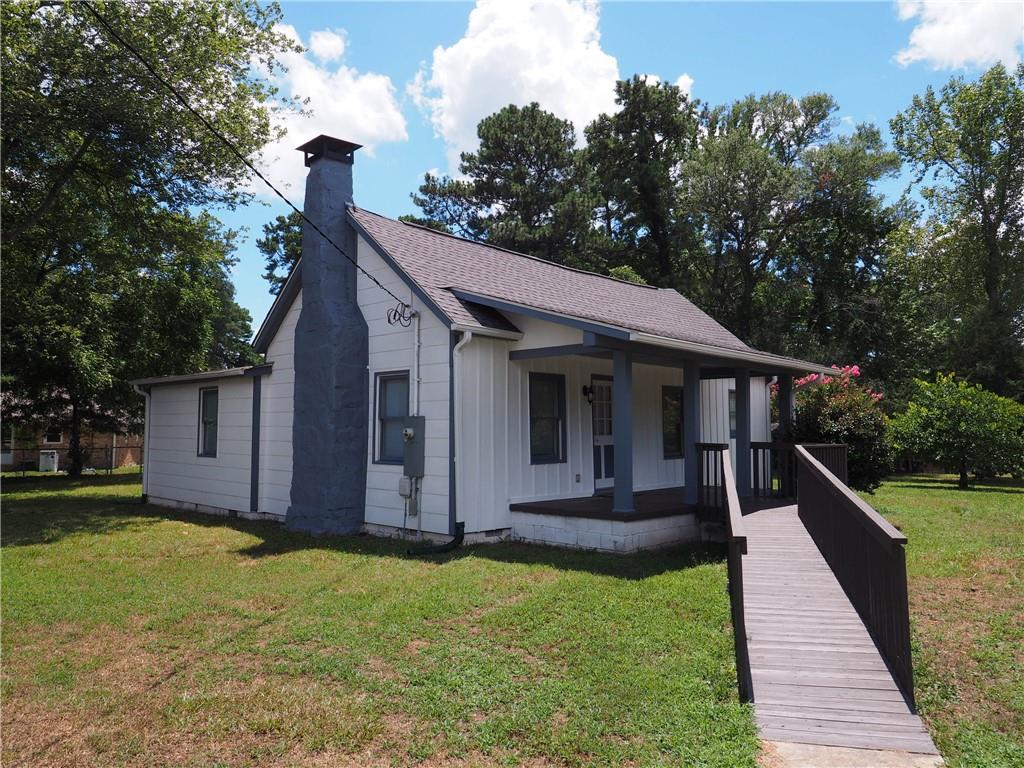 THIS CHARMING 2 BED 2 BATH HOME IS LOCATED NEXT TO DOWNTOWN SNELLVILLE! THIS HOME OFFERS A NEW ROOF, HVAC, HOT WATER HEATER, LUXURY VINYL FLOORING AND INTERIOR AND EXTERIOR PAINT! KNOCKOUT KITCHEN WITH CRISP WHITE CABINETS, STYLISH SUBWAY TILE BACKSPLASH, GORGEOUS GRANITE COUNTERTOPS, AND STAINLESS STEELE APPLIANCES! DON’T MISS OUT ON THIS ONE!