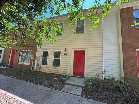 Townhouse For Sale - 220 Chads Ford Way<br/> Roswell, GA 30076