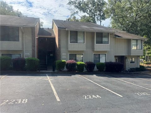 Condo For Sale - 2238 Surrey Court<br/> Marietta, GA 30067