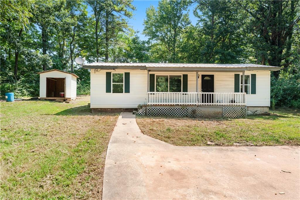 Great home for first time homeowners or a rental for an investor.
New LVP floors, new appliances. Freshy painted inside.