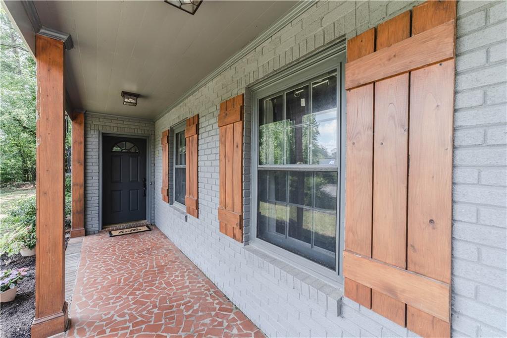 302 E Valley Road NE