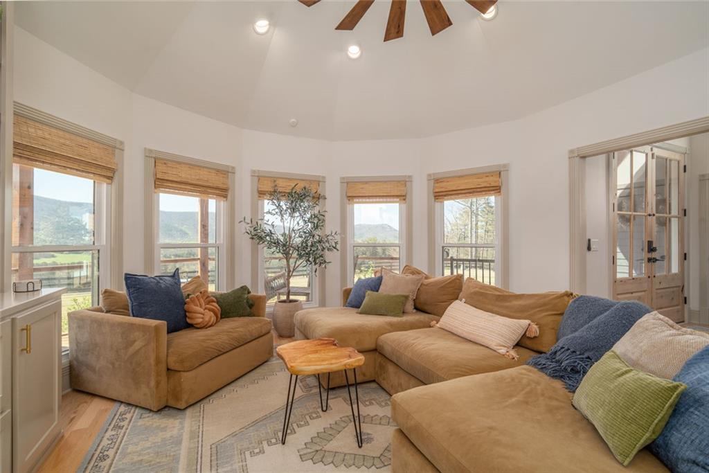 463 E Valley Road NE