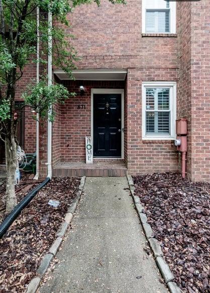 871 Lenox Oaks Circle NE