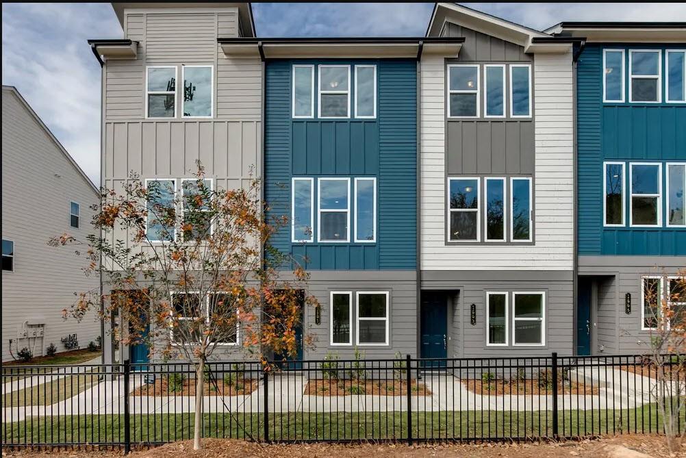 NEVER LIVED BEFORE BRAND NEW TOWNHOME FOR RENT
Located in West Midtown, will be available for rent from December 18th, 2023. This Townhome is in the gated Park Vue community built by Ashton Woods. Townhome faces the most beautiful West Side Reservoir Park, with nice breathtaking views 10 mins from midtown and GA Tech, Microsoft, and Google offices.
Enjoy nearby exciting music venues, breweries, and restaurants and experience the city's best parks and entertainment options, all while being minutes away from major employment centers.
Rent includes HOA fees, landscaping and Trash. The renter is responsible for all utilities including water, gas, electricity, internet, and cable.