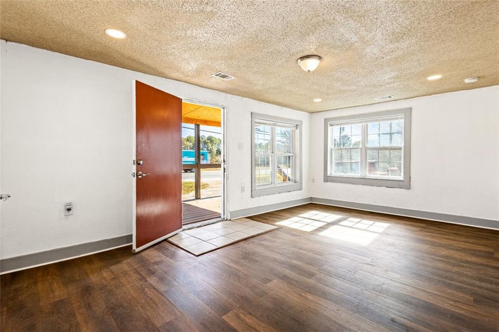 6109 ROOSEVELT Highway