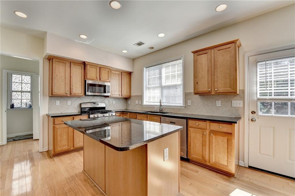 645 Earlham Drive, Suwanee, Georgia image 14