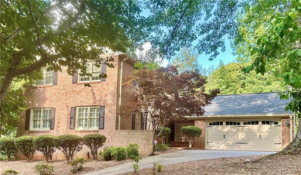 Updated 4 bedroom traditional in sought after Chadds Ford! All hardwoods on main level and stairs. Family room with built in bookcases. Screened porch
overlooks nicely landscaped yard. Lots of cabinet space in the eat-in kitchen with granite counters and stainless appliances. Separate living and
dining rooms. 4 bedrooms upstairs and primary bath with dual vanities. Neutral paint and flooring, full finished basement as well. Excellent
community with pool and tennis located in Timber Ridge/Dodgen/Pope school districts.