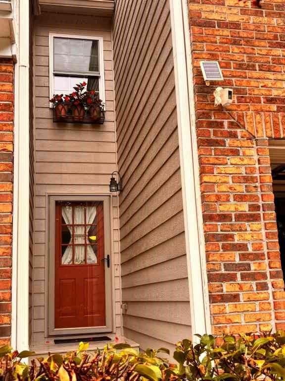868 Edgewater Circle