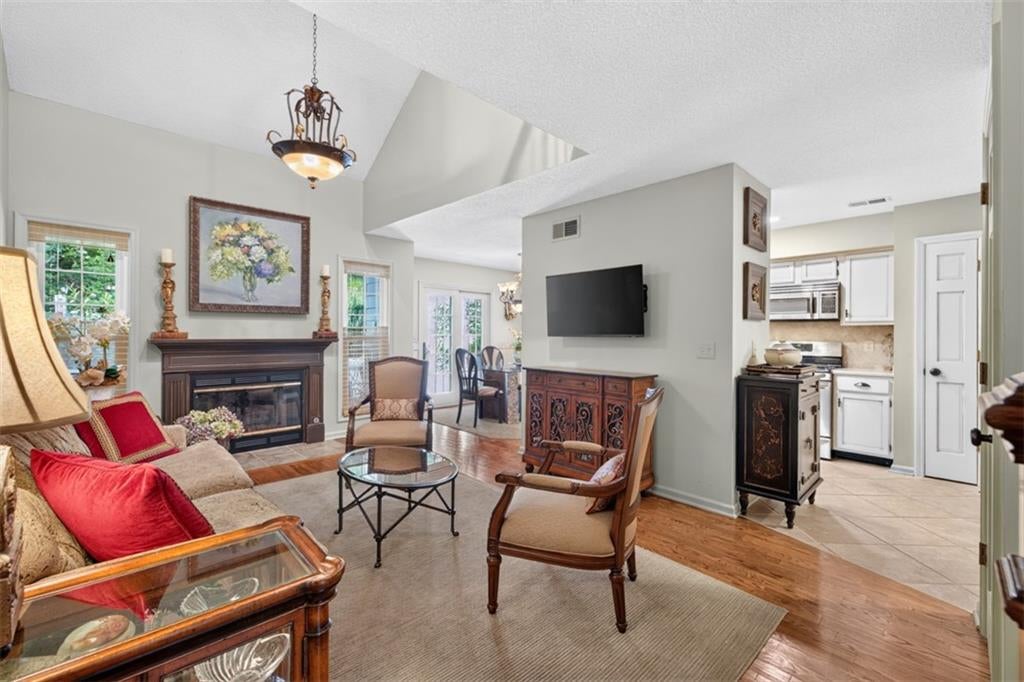 868 Edgewater Circle