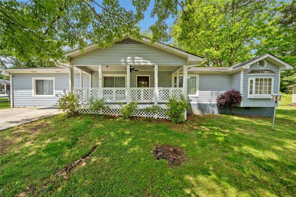 Welcome to this 3-bedroom, 2-bath ranch-style home located in a convenient West Cobb neighborhood. With a spacious family room and an open-concept kitchen and living area, the layout offers both comfort and flexibility—ideal for everyday living or entertaining.
The kitchen features granite countertops, stained cabinetry, a tile backsplash, and stainless steel appliances. One of the bathrooms has been recently updated, bringing a clean, modern feel to the space.
Step outside to a large, fenced-in backyard with plenty of room for kids, pets, or outdoor gatherings. The seller has recently installed new gutters and completed repairs to the siding and exterior woodwork, making this home move-in ready with key improvements already taken care of.
Whether you're a first-time buyer, downsizing, or looking for a solid investment, this property is a great opportunity. Conveniently located near shopping, dining, and Cobb County schools.