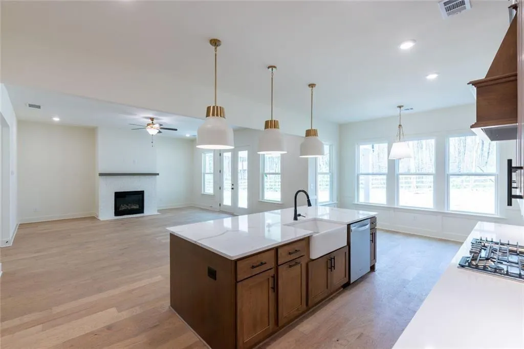 Gainesville, Georgia 30506, United States, 5 Bedrooms Bedrooms, ,5 BathroomsBathrooms,Residential,Active,214373