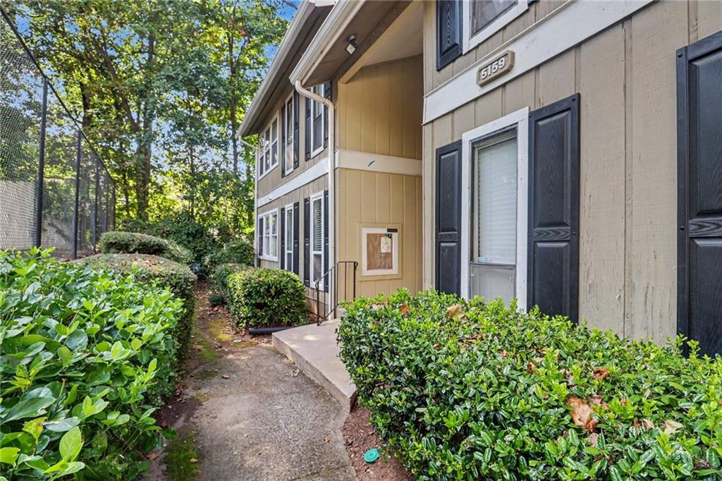 5157 Roswell Road 8