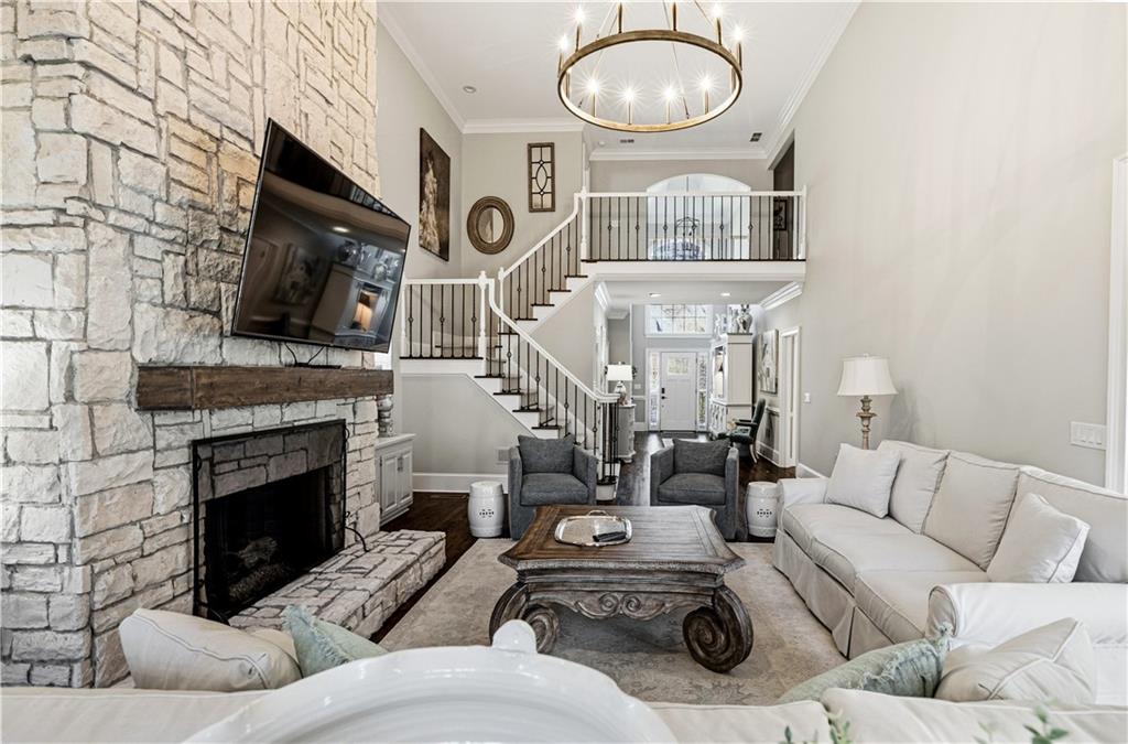 215 Woodchase Close NE