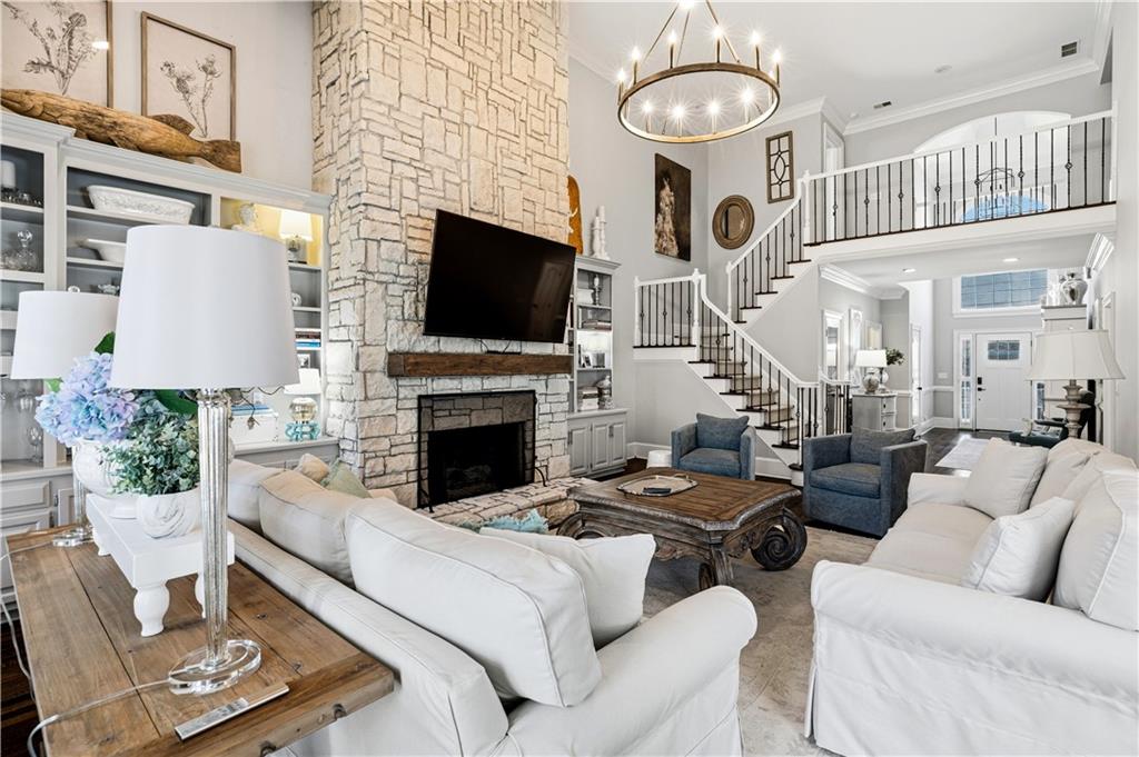 215 Woodchase Close NE