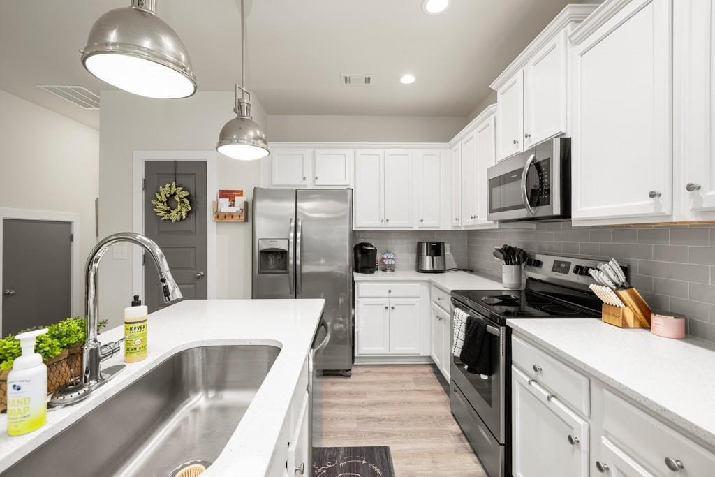 'RENT IS PER ROOM TOTALLY FURNISHED' Welcome to Your Ideal Student Housing in Athens!
Discover the perfect blend of comfort and convenience in this beautiful 3-bedroom roommate plan, designed with students in mind.
Room Details:
Master Bedroom: Enjoy your own private bathroom and touchpad entry for $950/month.
Secondary Bedrooms: Two inviting rooms available for $850/month each.
This fully furnished home includes everything you need for a stress-free living experience, featuring cozy beds, nightstand and desk in every room.
Common Areas:
A dedicated study station to help you focus on your coursework.
A fully equipped kitchen with stainless steel appliances, pots, pans, and utensils.
Additional Amenities:
Located just 12 minutes from the UGA Veterinary Hospital and UGA campus, you’ll have easy access to everything Athens has to offer—whether you’re hitting the books or socializing with friends.
Don’t miss out on this exceptional opportunity to enhance your college experience in a stylish and comfortable setting.
Contact us now to schedule a viewing and secure your spot in this fantastic student housing option!
