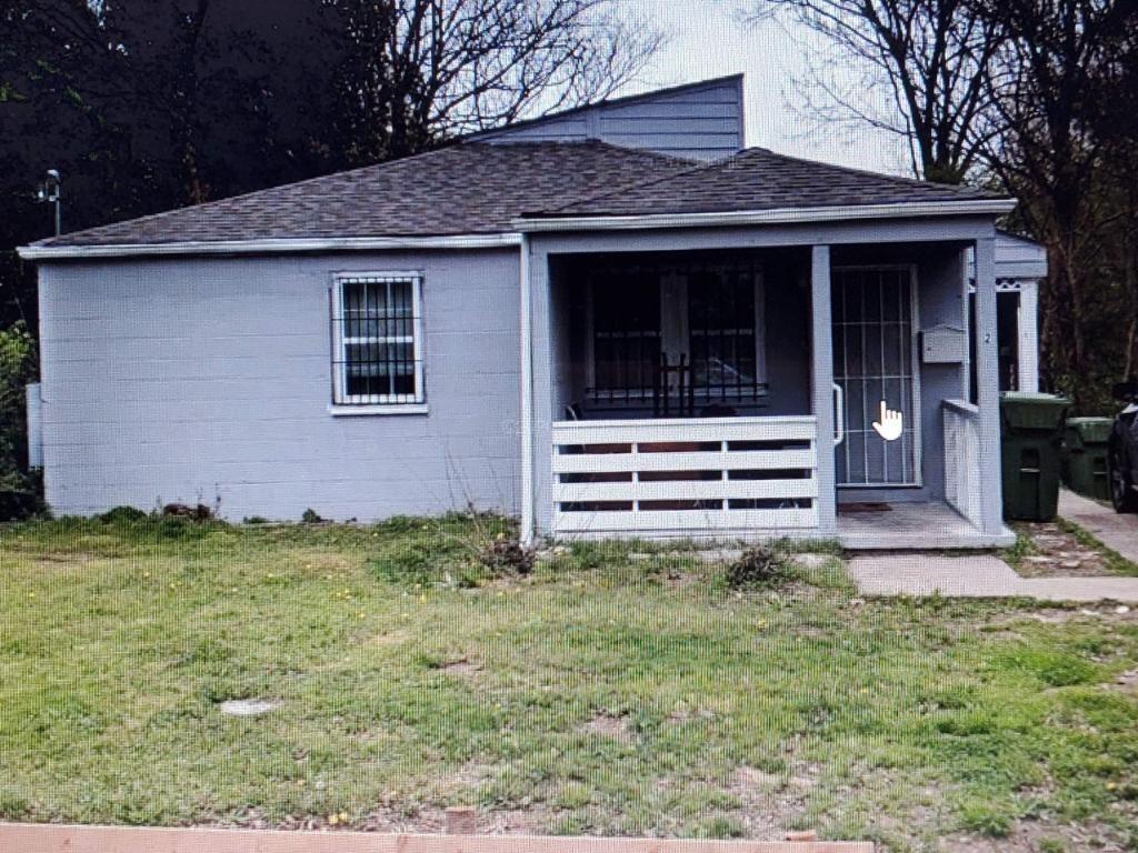 2 bedroom duplex close to downtown. Move in today.