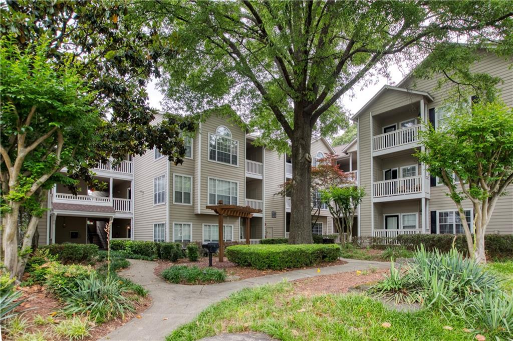 Great 1 bedroom/ 1 bath condo in gated community conveniently located close to Chattahoochee River Park, bike/hiking trails, Truist Park, restaurants & shopping. This spacious top floor condo features a kitchen w/granite counters, stainless steel appliances, breakfast bar that overlooks the family room and large walk-in laundry room. Large master bedroom with a walk in closet. Large covered patio with outside storage. Don't miss the great neighborhood amenities that include tennis court, pool, car care center with car wash and fitness center!!