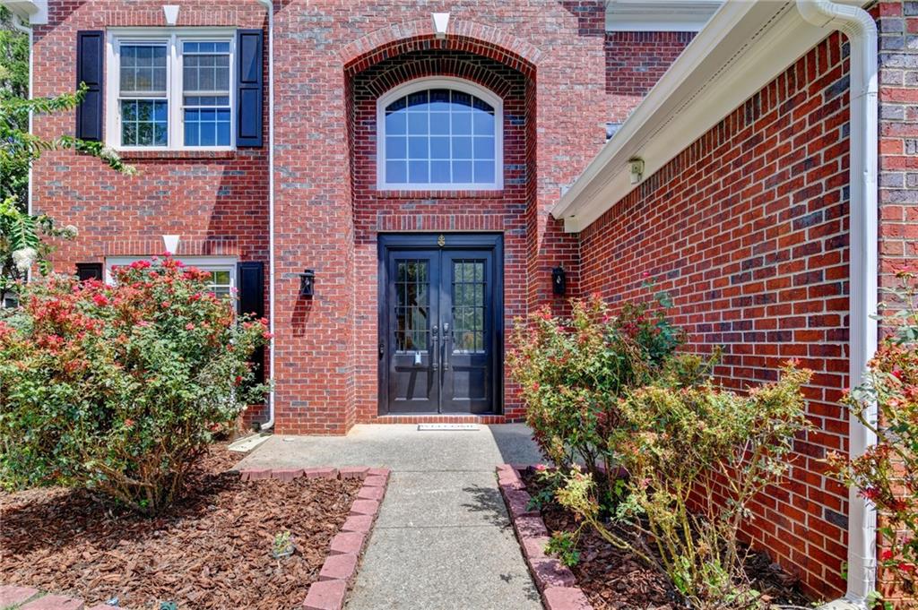2835 Crestmont