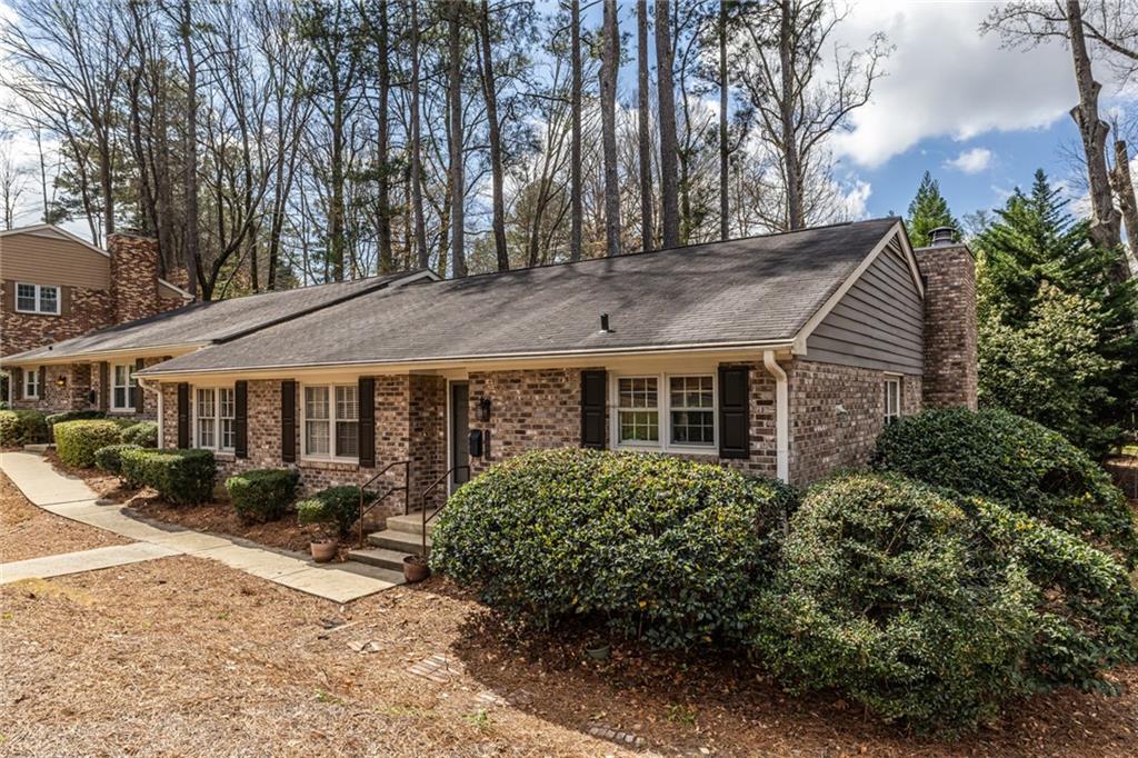 2404 Northlake Court NE