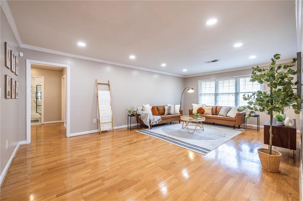 2404 Northlake Court NE