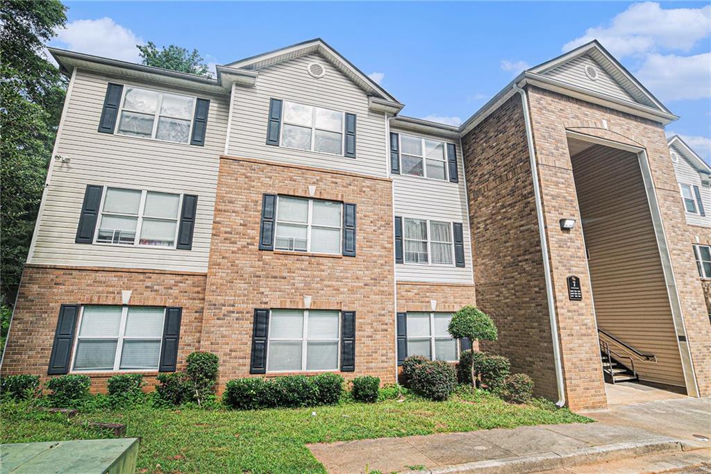 Spacious and updated 3-bedroom, 2-bath condo in a convenient Lithonia location. This move-in ready unit features an open floor plan with updated flooring, fresh paint, and modern finishes throughout. The kitchen offers stainless steel appliances, updated cabinetry, and a breakfast bar that opens to the dining and living areas. The oversized primary suite includes an en-suite bathroom and ample closet space. Two additional bedrooms share a second full, updated bathroom—perfect for guests, family, or home office use. Additional features include: In-unit laundry hookups Private balcony/patio Assigned parking Low-maintenance living Close proximity to shopping, dining, I-20, and local parks Ideal for owner-occupants or investors seeking a well-maintained property in a growing area. Don’t miss this opportunity!