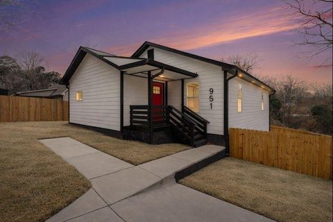 951 Reed Avenue East Point GA 30344