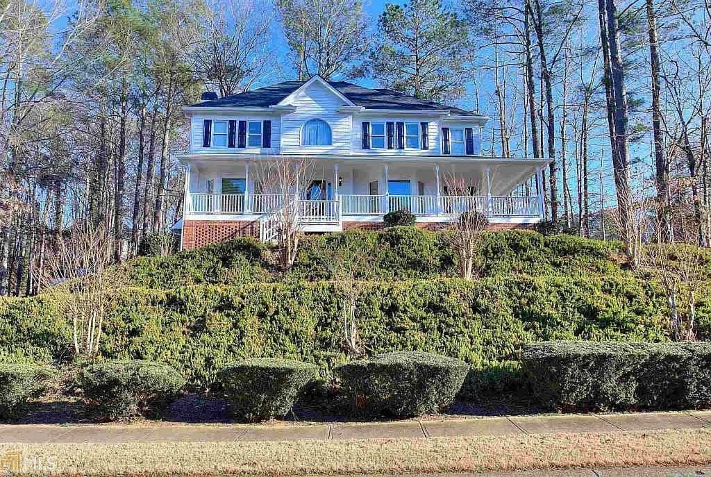 Beautiful Charleston-style home located in a desirable swim/tennis community in Woodstock. This spacious property offers exceptional curb appeal, functional living spaces, and a lifestyle centered around comfort and convenience.
PROPERTY FEATURES:
• Two-story foyer with hardwood floors throughout the main level
• Separate living and dining rooms, ideal for entertaining or flexible use
• Family room with a classic brick fireplace
• Kitchen with ample cabinetry and breakfast area
• Spacious primary suite with walk-in closet
• Secondary bedrooms with generous closet space
• Finished basement featuring two additional rooms and a full bath, perfect for office or recreation
• 2 car garage
• 4 bedrooms/ 4.5 bathrooms
COMMUNITY & LOCATION HIGHLIGHTS:
This area offers quality of life. Residents enjoy access to swimming, tennis, and neighborhood amenities in a highly sought-after community. Two-minute drive to Eagle Watch Golf Club (separate membership). This Woodstock neighborhood provides access to the Cherokee County School District (Bascomb Elementary, E.T. Booth Middle School, Etowah High School), boutique shopping, dining, and easy access to major highways for commuting.
• 20 miles north of Dobbins Air Reserve Base
• 32 miles north of downtown Atlanta.
• 40 miles north of Hartsfield-Jackson Airport.
Income verification, credit and background checks required. Please complete the RentSpree application.