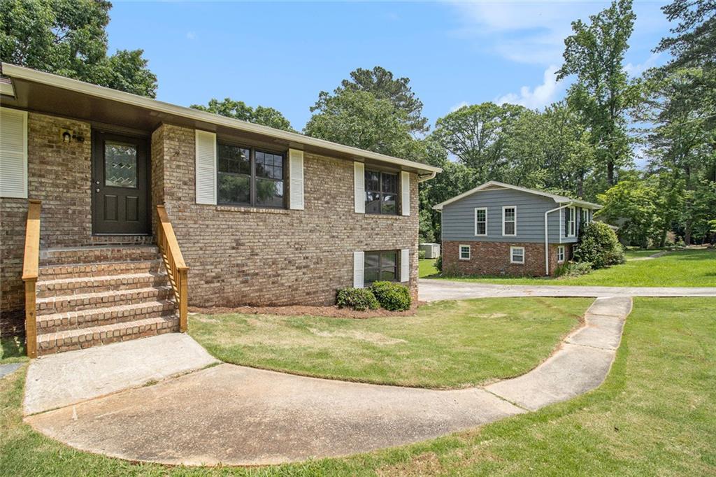 530 Village Green Court, Lilburn, Georgia image 3