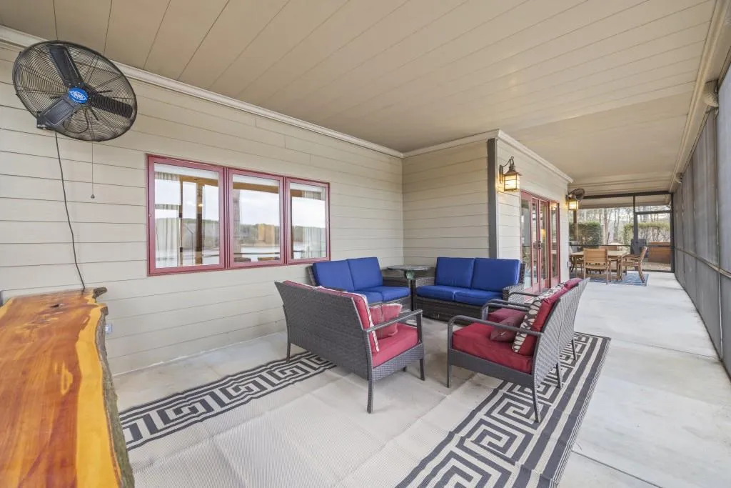 Toccoa, Georgia 30577, United States, 4 Bedrooms Bedrooms, ,4 BathroomsBathrooms,Residential,Pending,4413