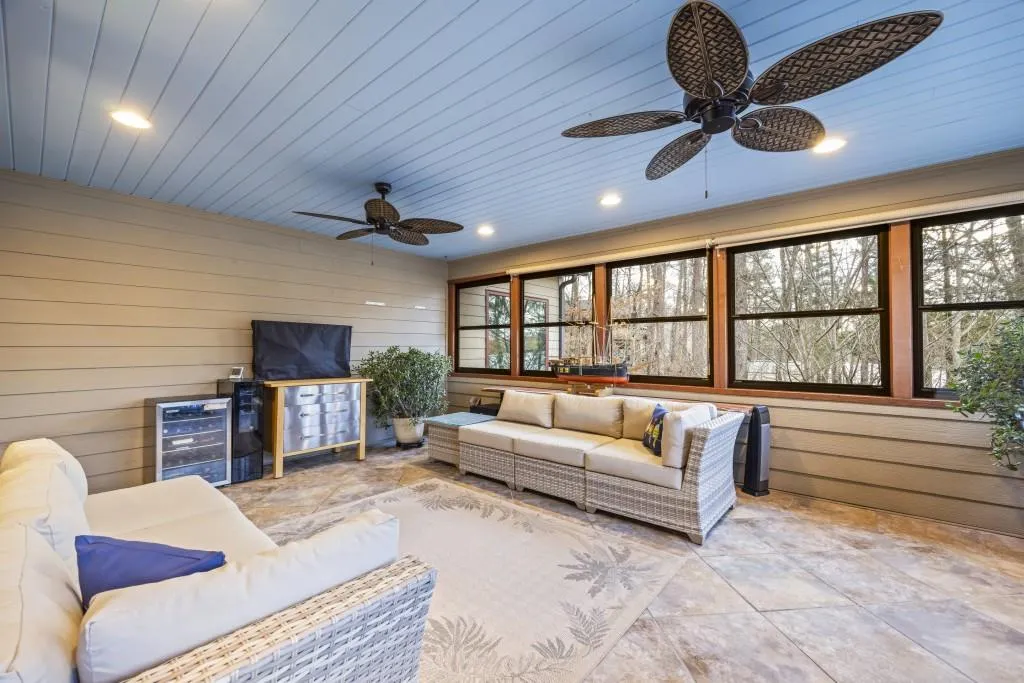 Toccoa, Georgia 30577, United States, 4 Bedrooms Bedrooms, ,4 BathroomsBathrooms,Residential,Pending,4413