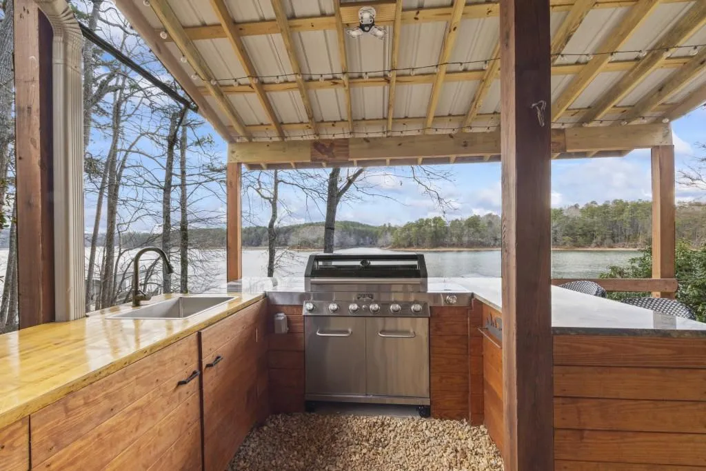 Toccoa, Georgia 30577, United States, 4 Bedrooms Bedrooms, ,4 BathroomsBathrooms,Residential,Pending,4413