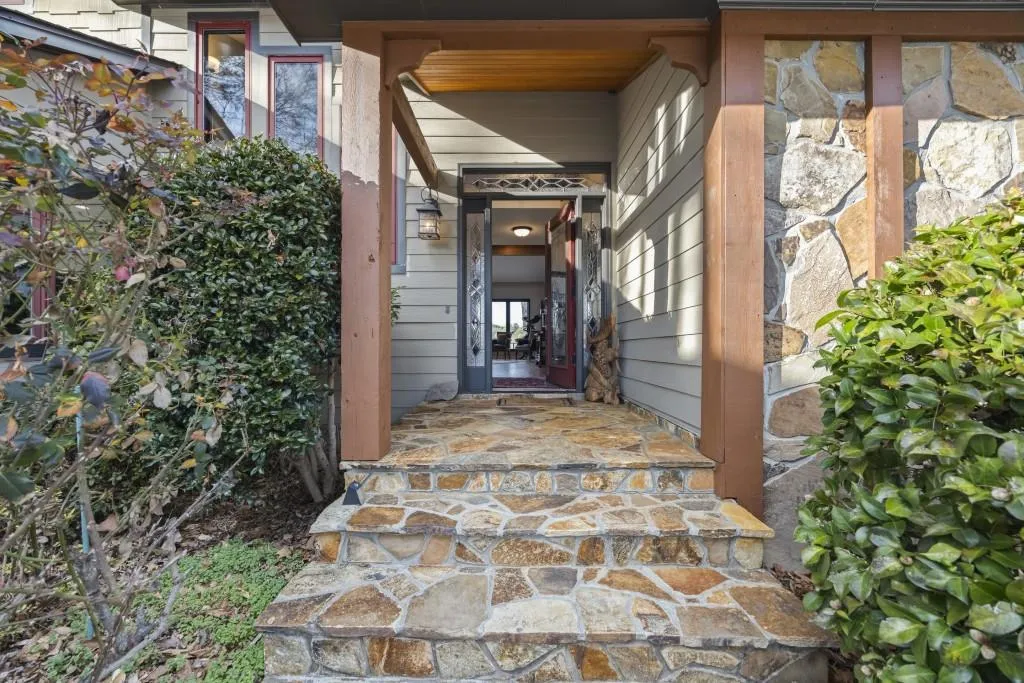 Toccoa, Georgia 30577, United States, 4 Bedrooms Bedrooms, ,4 BathroomsBathrooms,Residential,Pending,4413