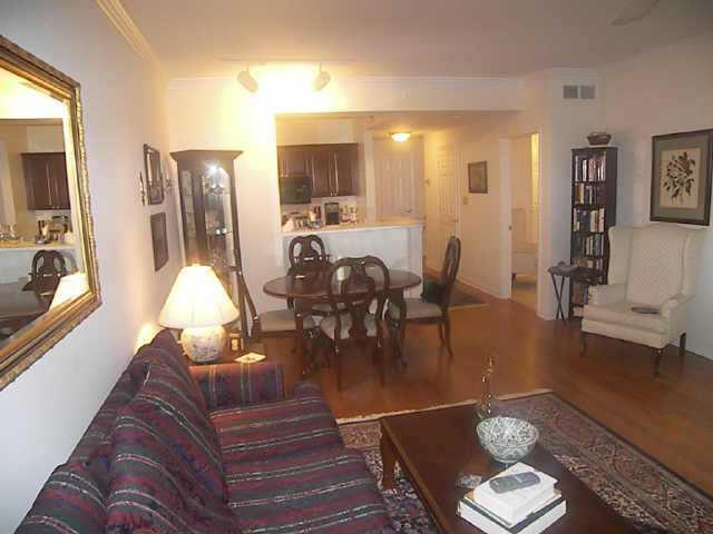 BEAUTIFUL 1 BDM CONDO. EXCLUSIVE AREA AND VIEW.EXQUISITE POOL AND WATERFALL. FREE 24 CLUBHOUSE. UNDERGROUND SECURED PARKING. LARGEST ONE BDM CONDO IN COMPLEX. A LOT OF CLOSET SPACE. HARDWOOD FLOORS,NEW CARPET ND BDM. THREE MIN TO I-75.