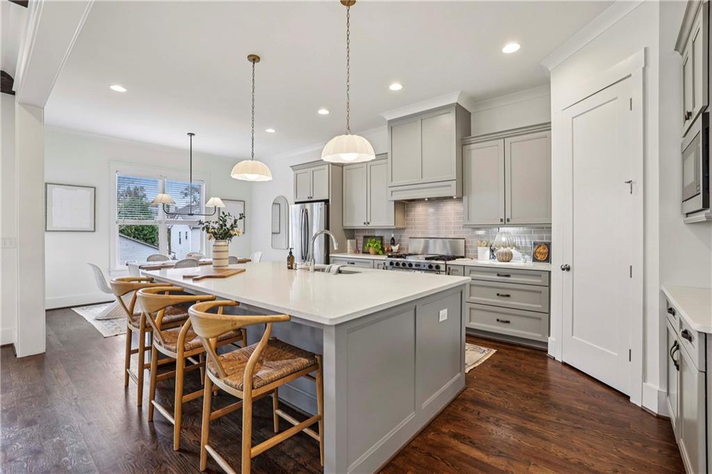 1104 Victoria Street NE