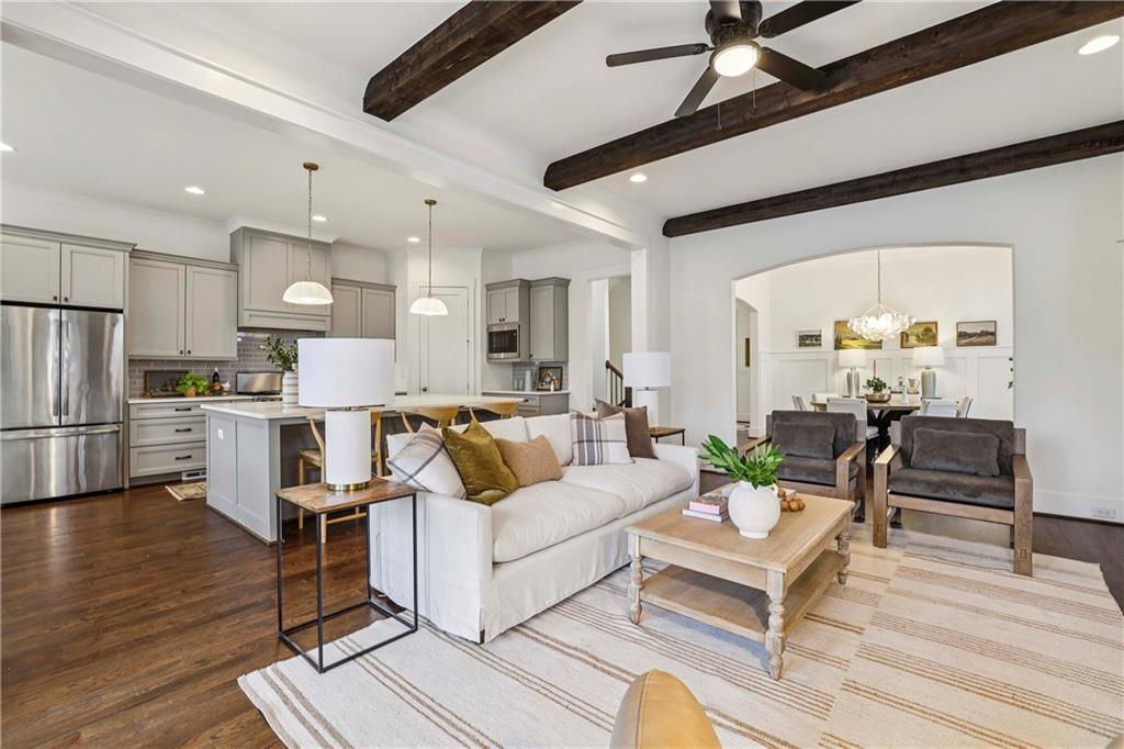 1104 Victoria Street NE