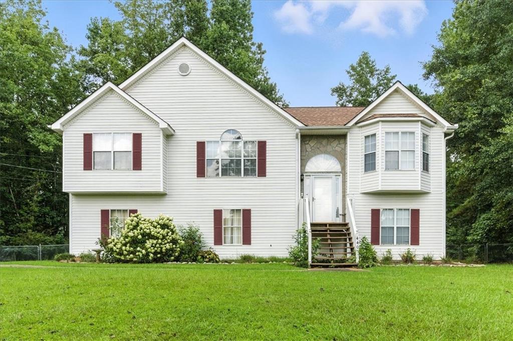 This four bedroom two bathroom home is squeaky clean and move in ready! You will love the open floor plan and convenient location! Featuring a fenced back yard and a large front yard, this home is ready for you to move right in!