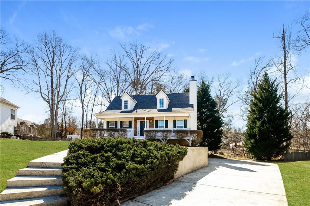 This well-maintained Cape Cod-style home features 3 bedrooms, 2.5 bathrooms, and over 1,800 sq ft of living space. The primary suite is located on the main level, while two additional bedrooms are upstairs, offering a flexible layout ideal for families or roommates. The light-filled living room boasts a two-story ceiling and a cozy fireplace, with luxury vinyl plank flooring throughout.
The kitchen is fully equipped with stainless steel appliances including a refrigerator, range/oven, microwave, and dishwasher. Enjoy peaceful mornings on the welcoming front porch or entertain guests on the elevated rear deck.
Located in a quiet swim-tennis community near shopping, dining, and just minutes to I-20. Zoned for South Paulding schools and pet-friendly (restrictions may apply). Don’t miss this move-in ready gem!