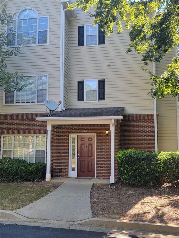 Spacious 2BR/2BA step-less end-unit condo in a gated, pet-friendly community with a pool. Walk to local coffee shops, just 1 mile to Smyrna Market Village, and minutes from Braves Stadium, I-75, I-285, and the airport. Features wood floors, a bright kitchen with breakfast bar, and a walk-out patio from the living room and primary suite. Carefree, convenient living in the heart of it all!