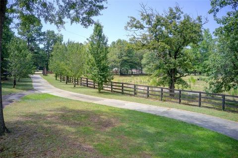 A home in Dacula