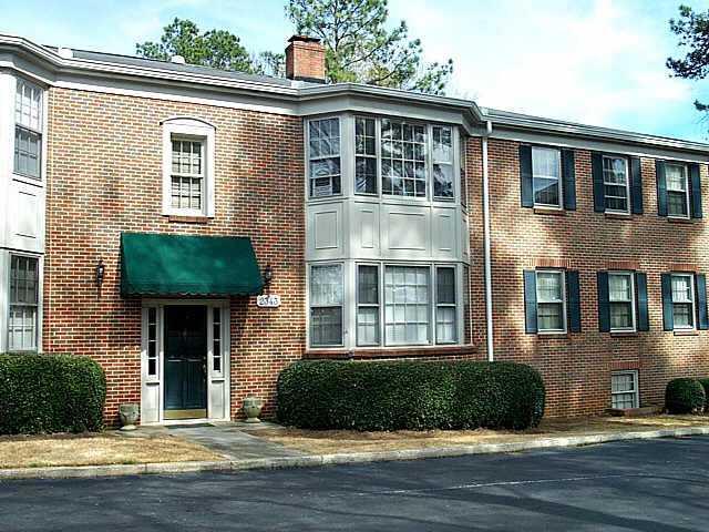 GRT LOCATION. WALK TO NORTHLAKE PLENTY SQ FTAGE & STORAGE GAS FPLC IN LIV RM,SEP DIN, DECK W/VIEW TO POOL. FEES INC:LIS/FIRE/EXT MAIN/GARBAGE/PEST/TERMITE CONTROL/ WATER/ SEWER.
