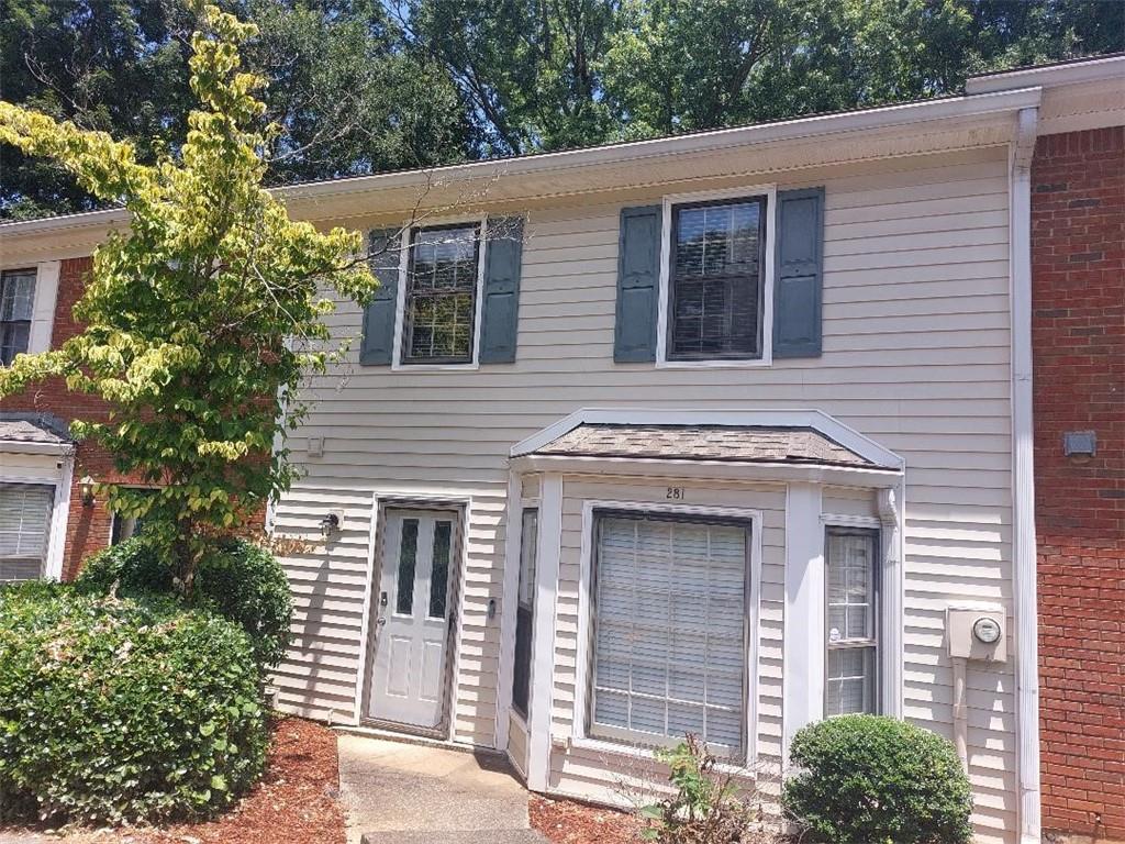 Renovated townhome in a most desirable Marietta area. This Townhome features a roommate plan with 2 bedrooms and 2 bathrooms on the top level.
New hardwoods throughout the entire home. The kitchen has new appliances and a new countertop. There are skylights in both bathrooms. This home is ready for immediate occupancy. The large deck goes onto a very nice green space. Washer and dryer will remain with the property. Great opportunity for first-time homebuyers. Excellent location, minutes from I-75 and off of Powers Ferry Road. Ideal for an investor. The common areas are getting new asphalt.