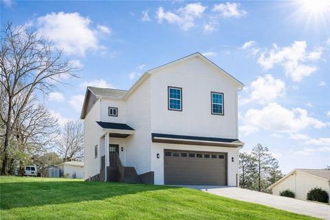 Homes For Sale - 112 Neal Avenue<br/> Stockbridge, GA 30281